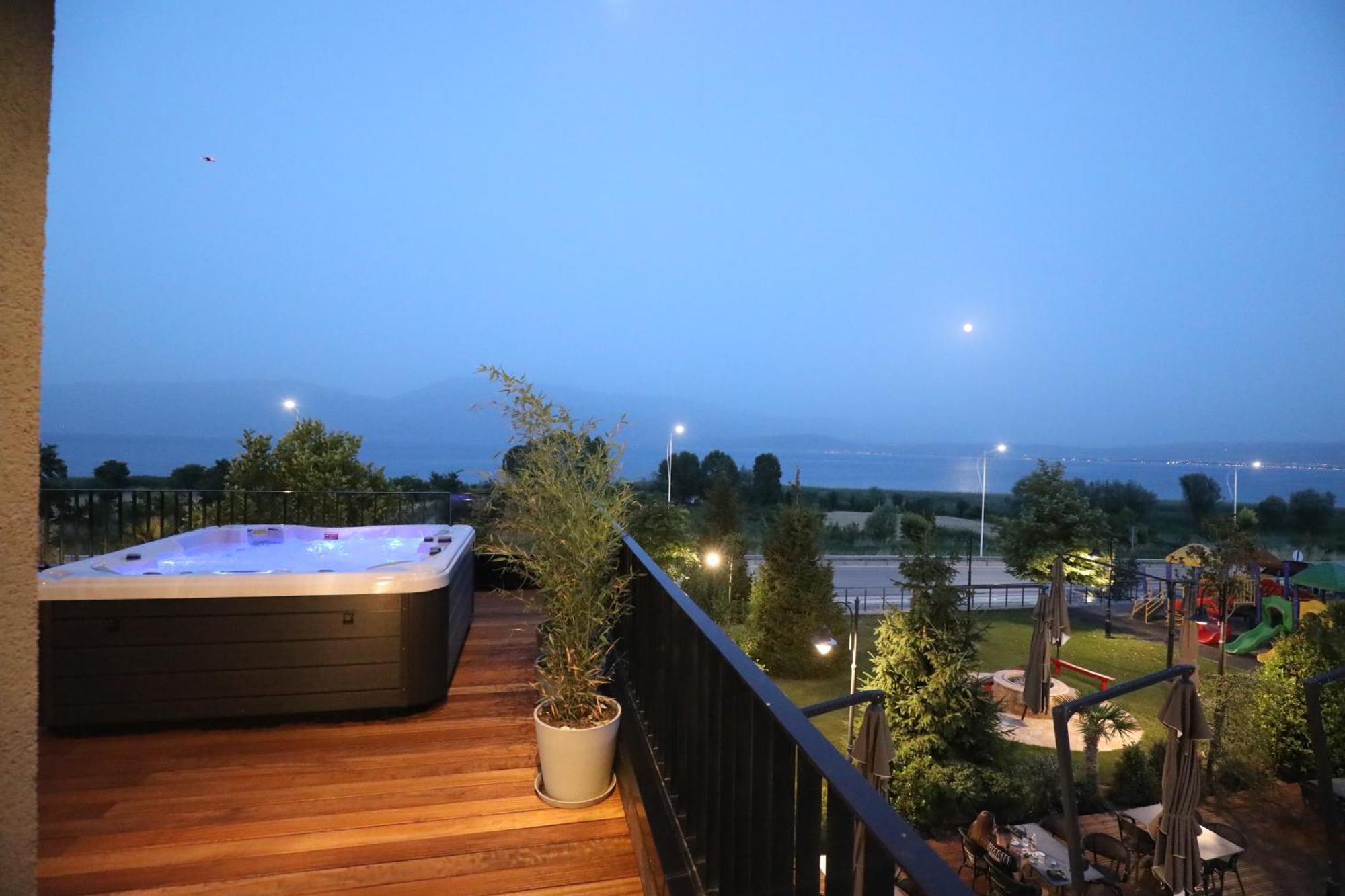 Toka Hotel Restaurant Udenisht Екстер'єр фото