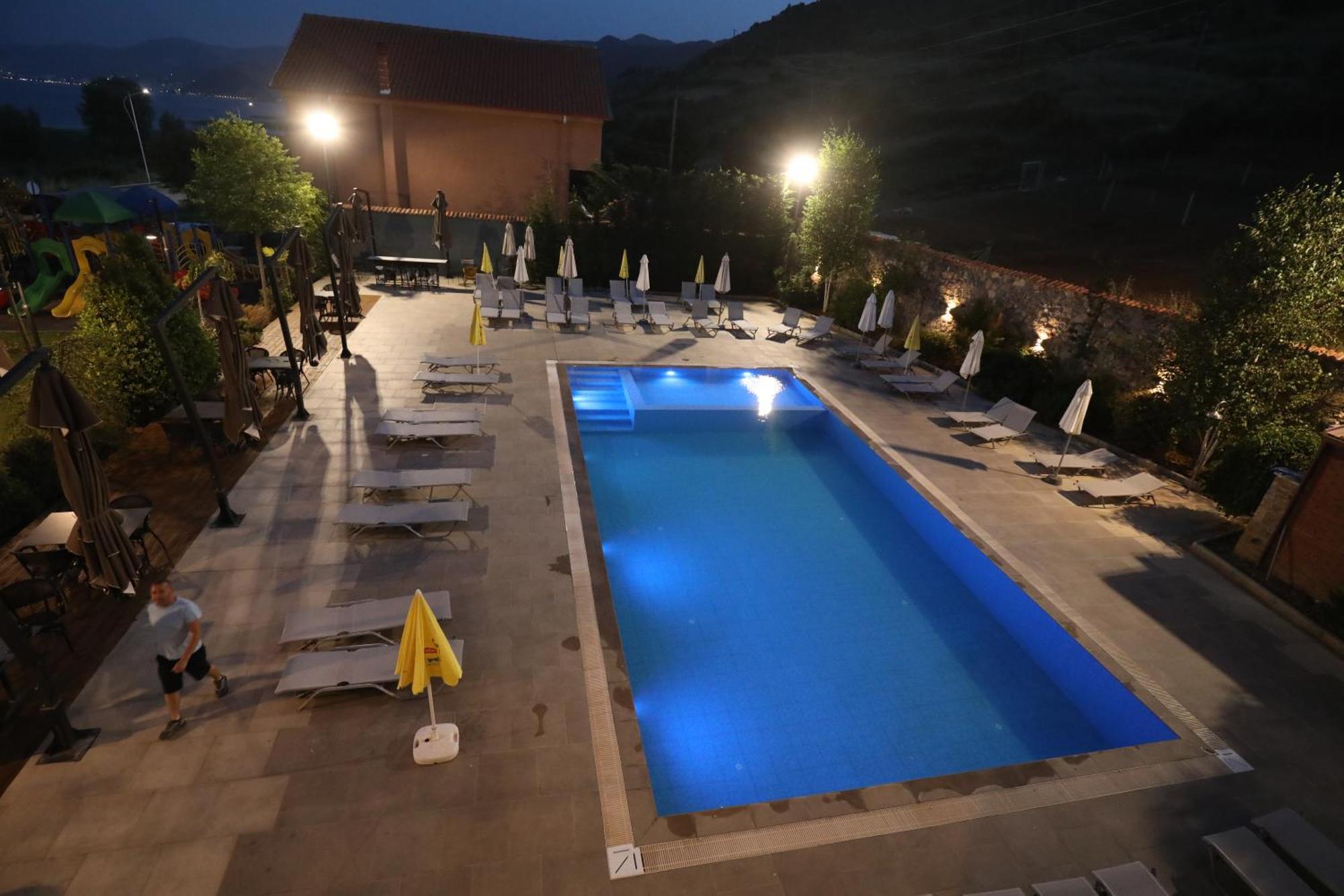 Toka Hotel Restaurant Udenisht Екстер'єр фото